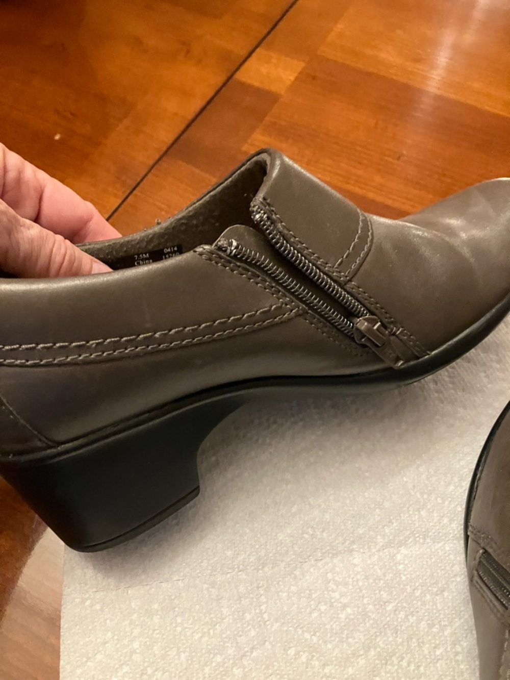 CLARK’S. Dark Green Leather With Side Zipper Shoe. Size 7.5. VERY NICE! - Picture 7 of 14